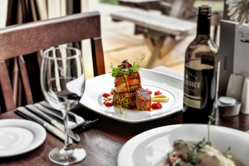 narrowboat-at-weedon-romantic-hotel-northampton-4 narrowboat at weedon romantic hotel northampton dining